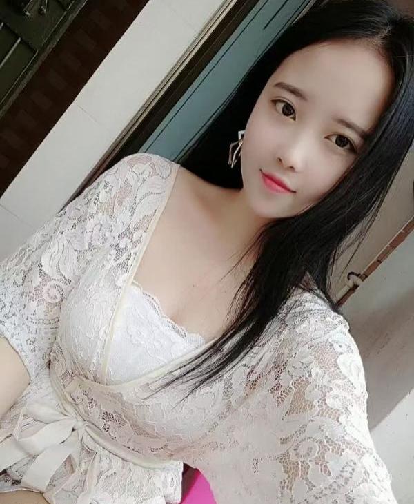 白云清秀美女